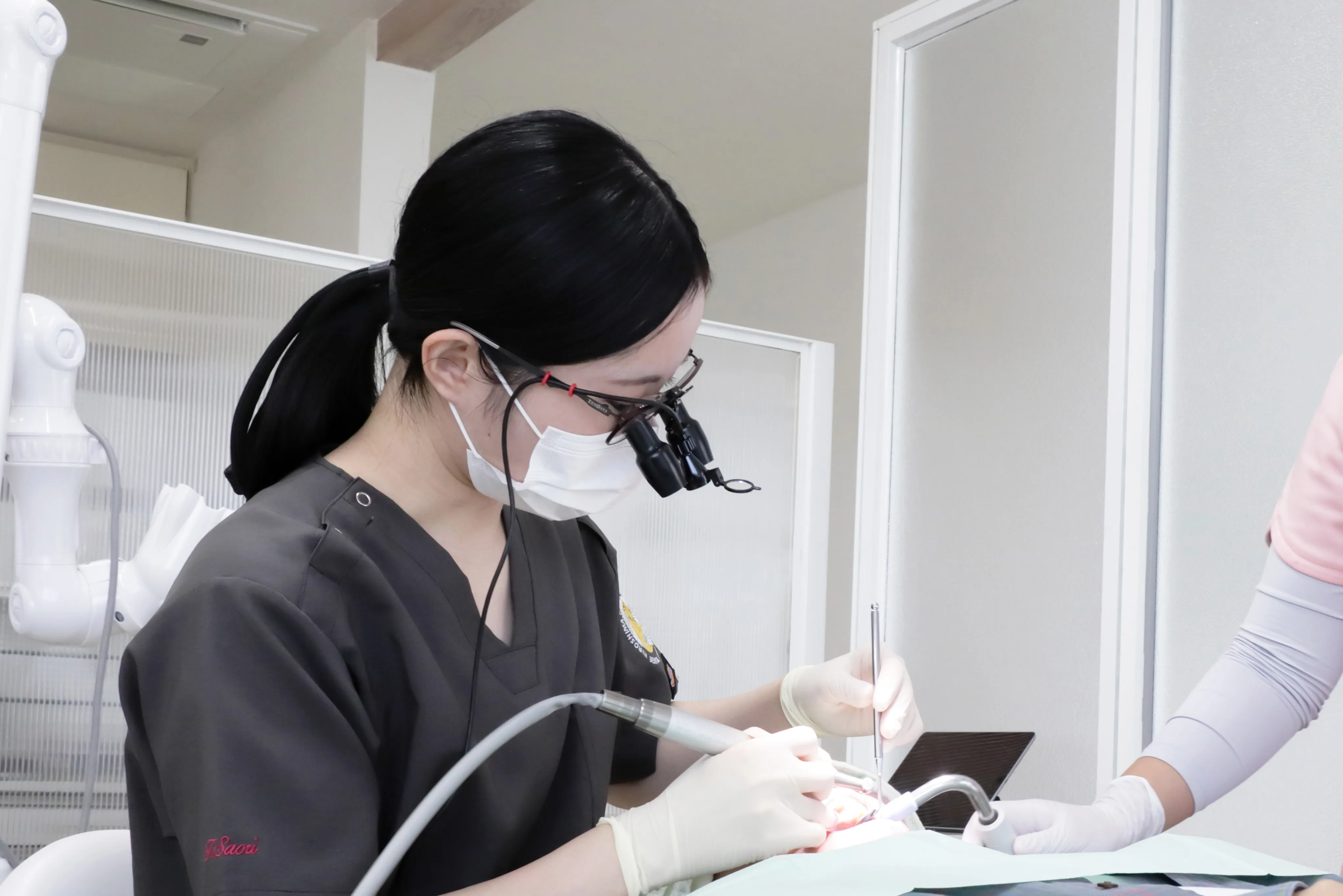 診療室にて、谷口歯科クリニック副院長が患者さまを治療している様子