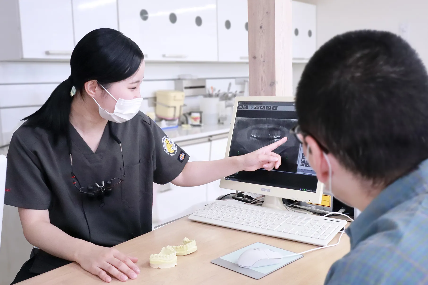 谷口歯科クリニックの明るい待合室と受付カウンター