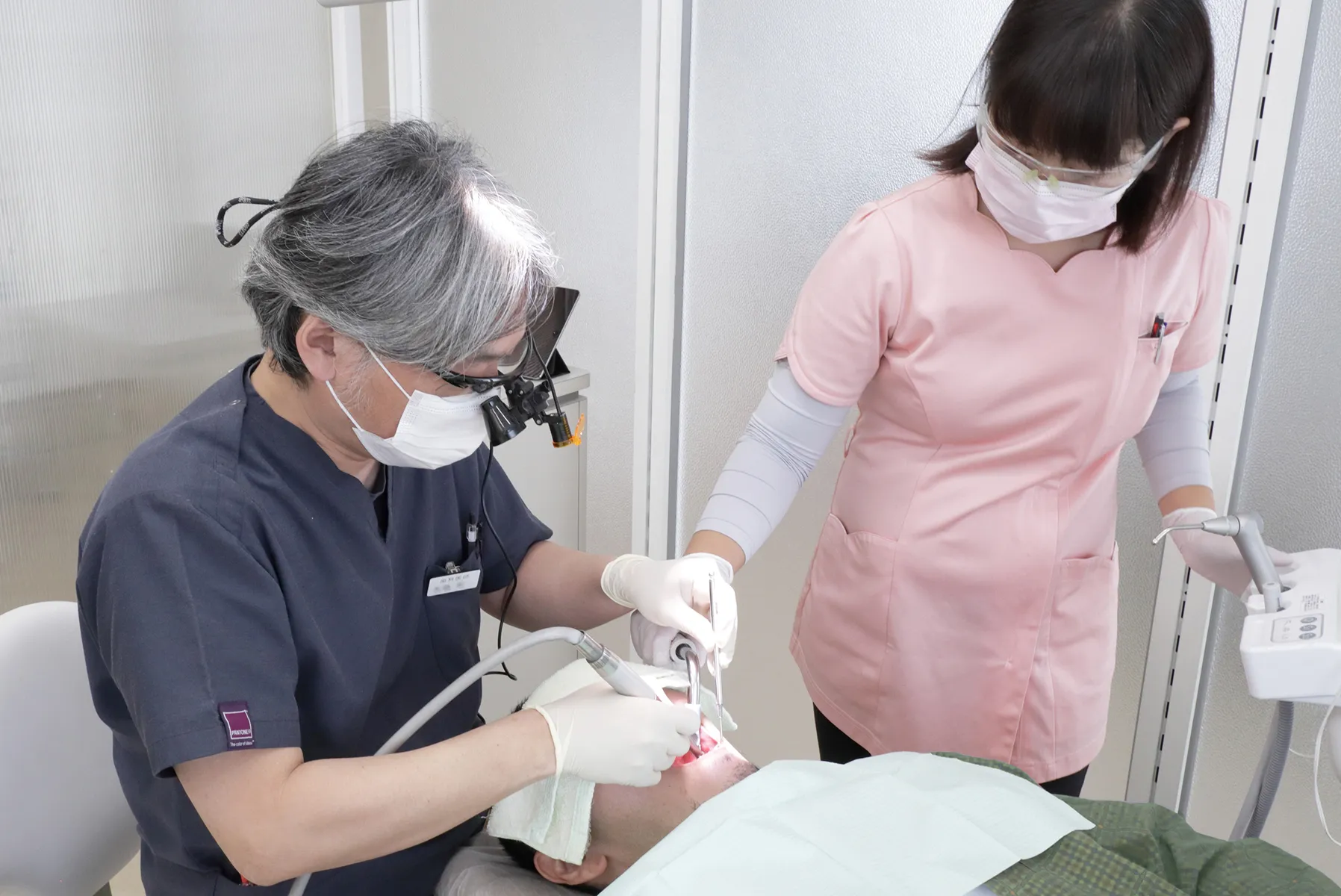 女性副院長による丁寧な歯科診療の様子