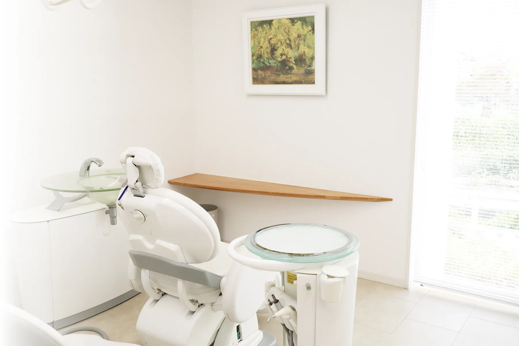 明るく清潔感のある診療室とユニット